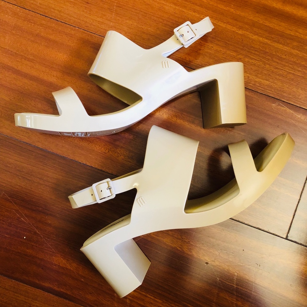 Brand New! Melissa Beige Gilded Sandal - Size 10